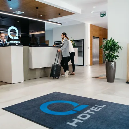 Q Szálloda